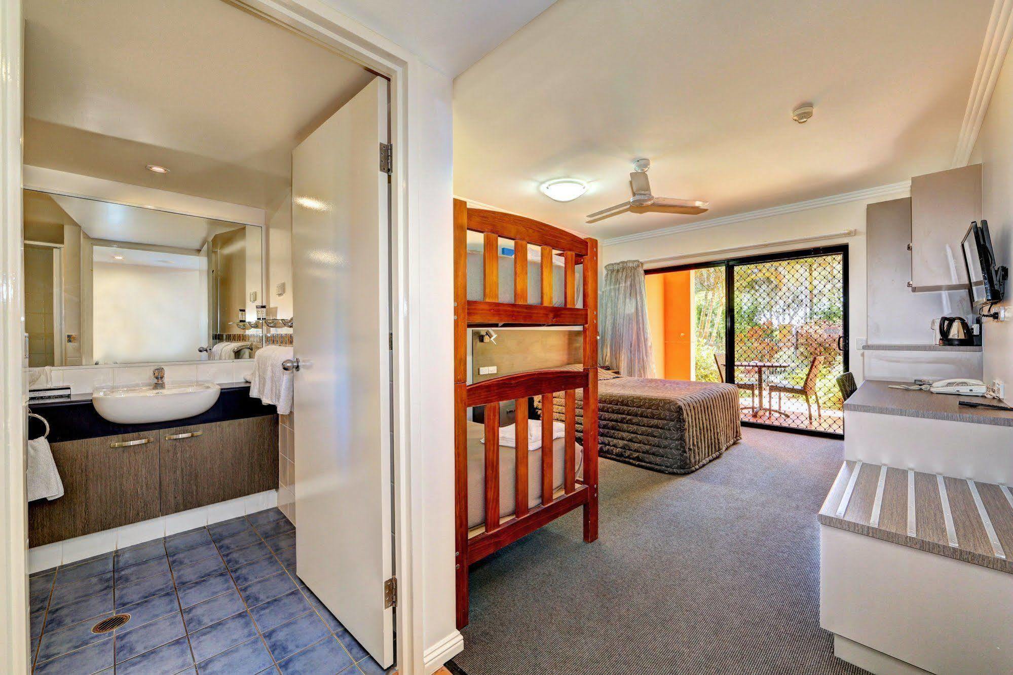 Kacy'S Bargara Beach Motel Exterior photo