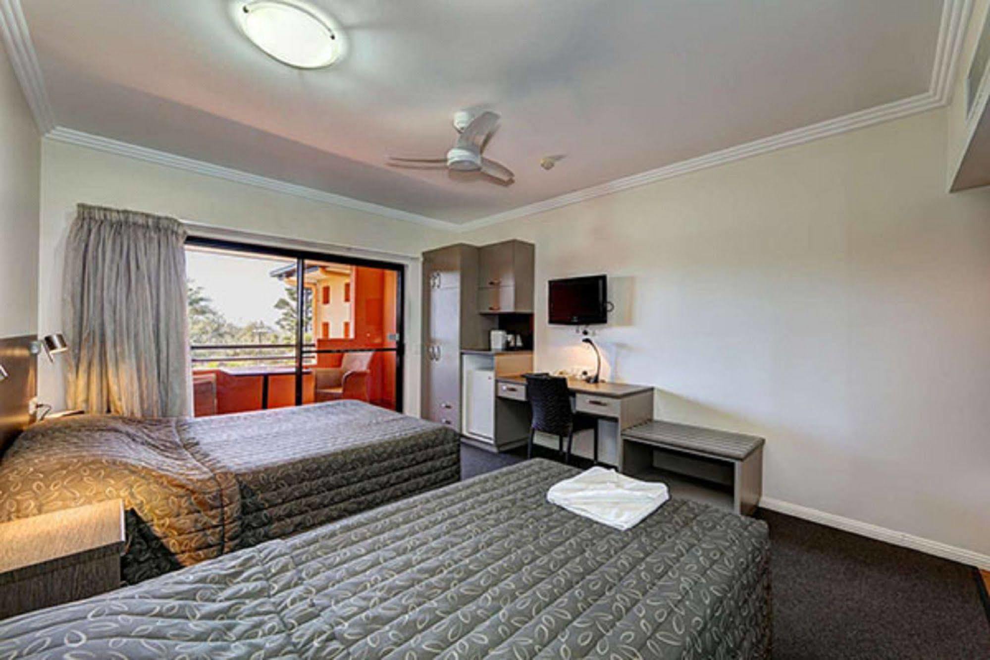Kacy'S Bargara Beach Motel Exterior photo